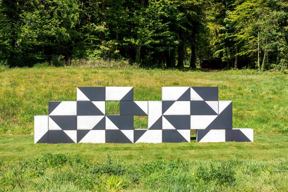'Hazard', de Eva Rothschild — Foto: Lucy Dawkins/Cortesia da Goodwood Art Foundation e artista e Modern Art
