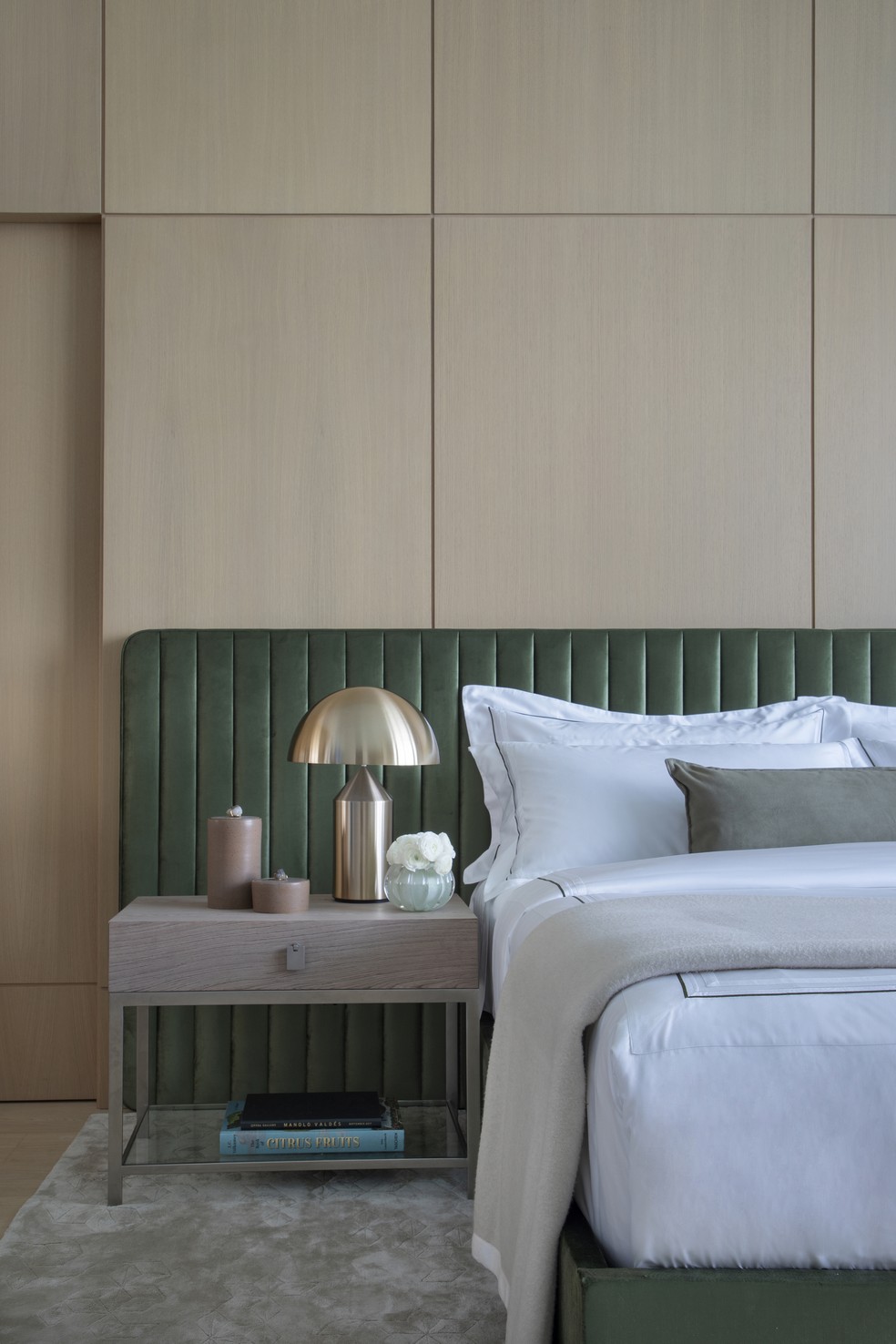 No quarto principal, a cabeceira de veludo verde emoldura a cama de casal — Foto: Denilson Machado/MCA Estúdio