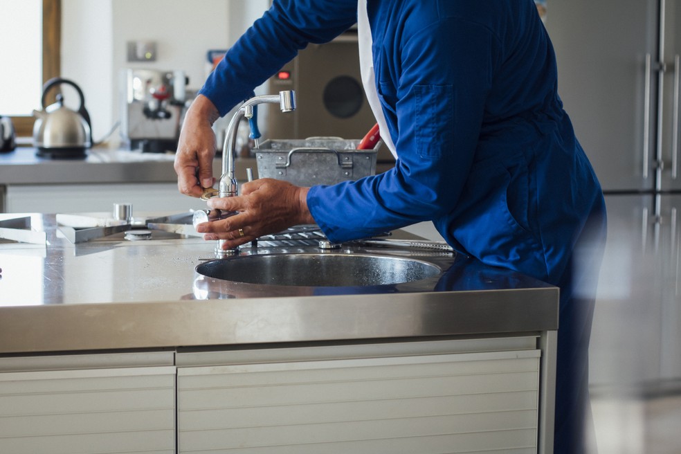 Reapertar sifões, revisar rejuntes que estão começando a abrir, checar dobradiças e conferir borrachas de vedação são ações simples e que evitam infiltrações e umidade excessiva — Foto: Getty Images