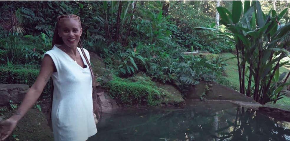 Aline Wirley mora em casa no meio da Floresta da Tijuca, no Rio de Janeiro — Foto: Reprodução/Youtube