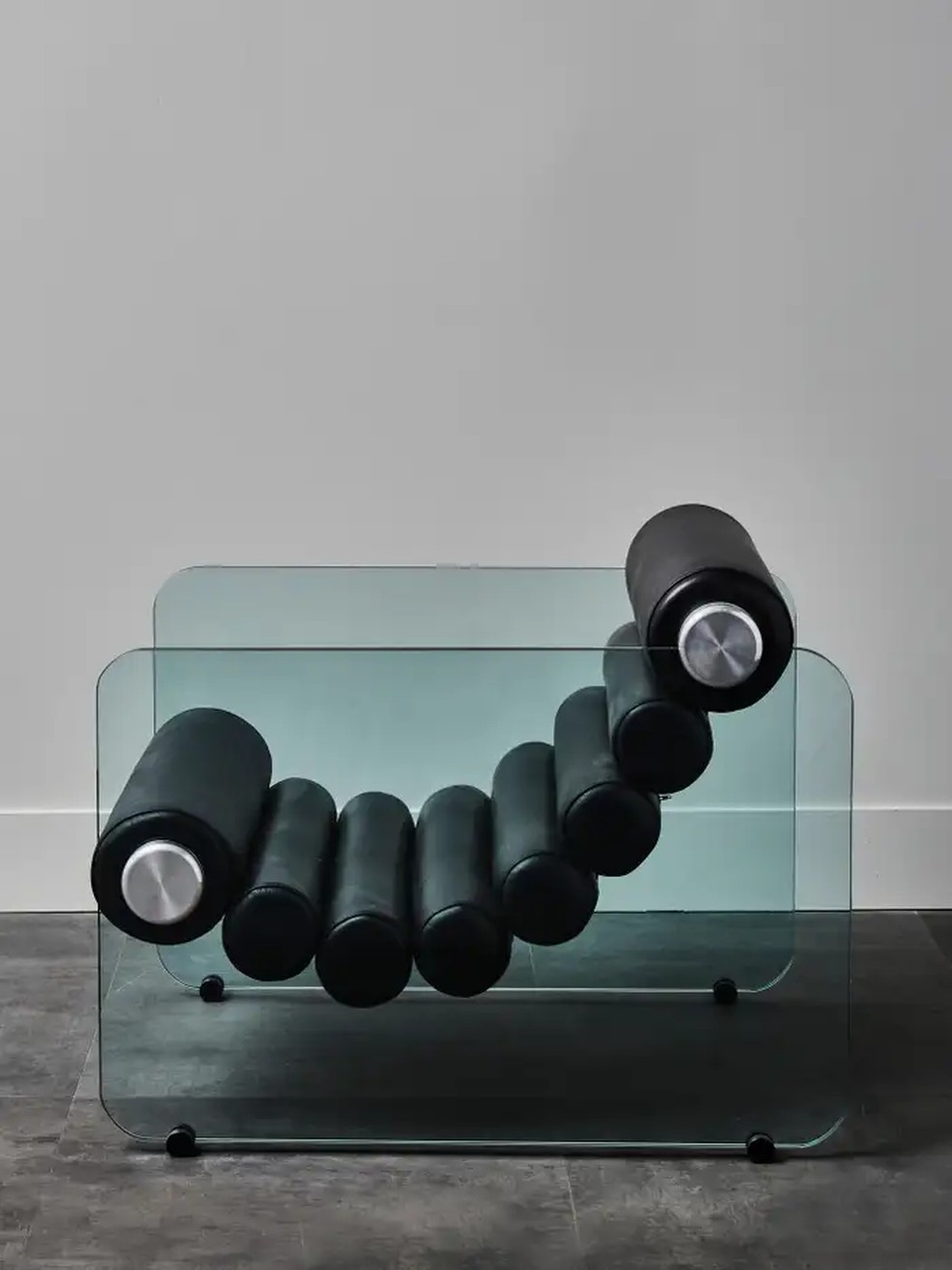 Hyaline Lounge Chair, em couro preto projetada por Fabio Lenci — Foto: Reprodução/Site/www.1stdibs.com