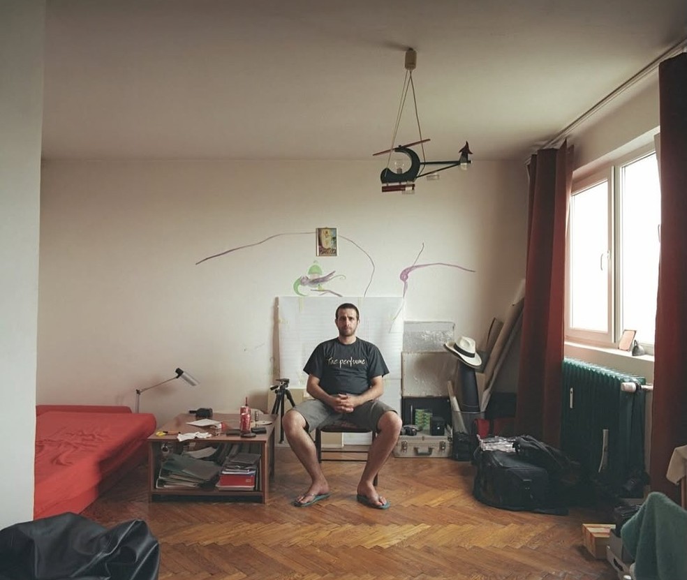 10 apartamentos idênticos com interiores personalizados são tema de série fotográfica — Foto: Bogdan Gîrbovan