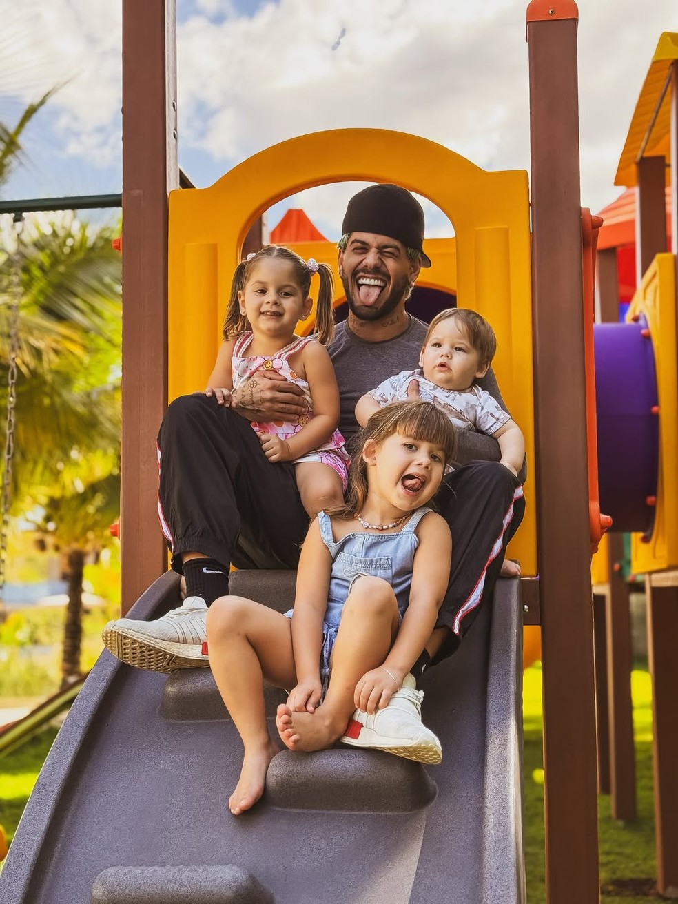 Zé Felipe mostra área externa de nova mansão ao brincar com filhos — Foto: Reprodução/Instagram