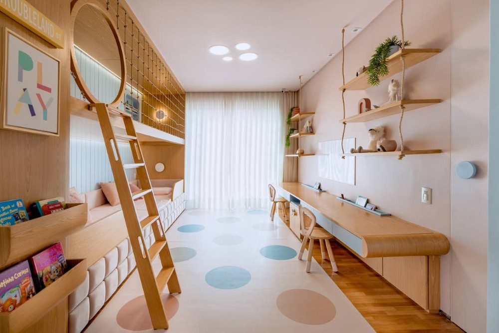 Décor do dia: quarto de gêmeas com mezanino para ler e brincar