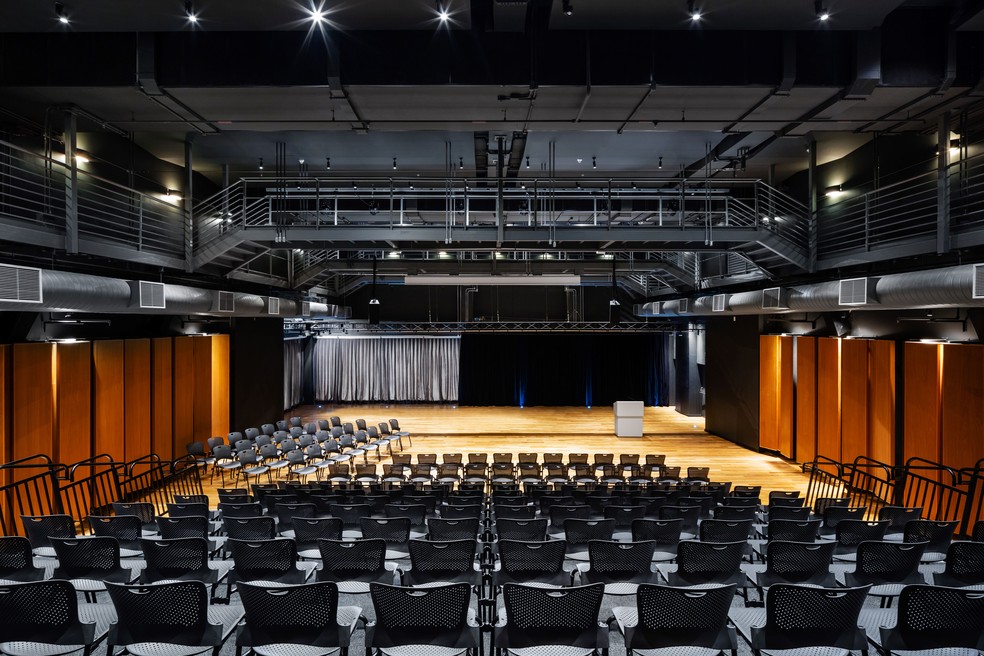 Vista do teatro da escola, que comporta diferentes configurações — Foto: Ana Mello/Divulgação