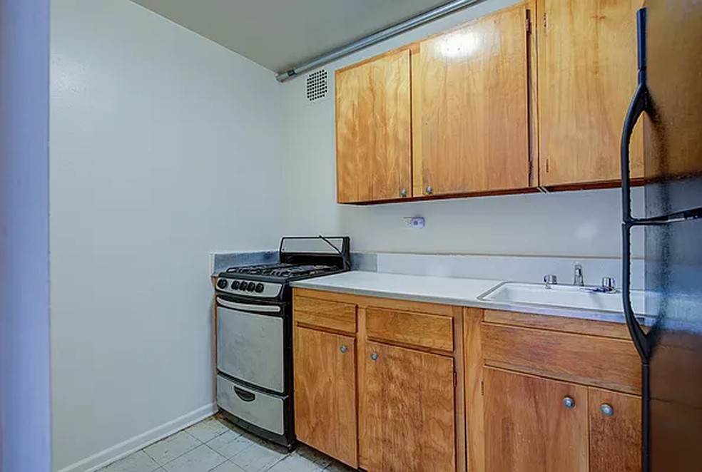 O apartamento possui cozinha completa — Foto: Divulgação/StreetEasy