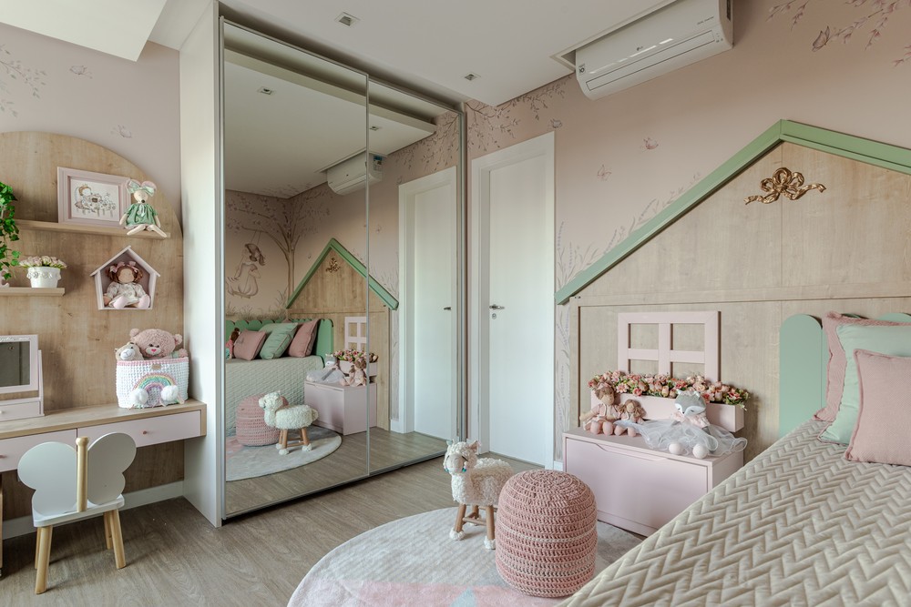 Décor do dia: quarto infantil com tons terrosos e cabeceira de casinha
