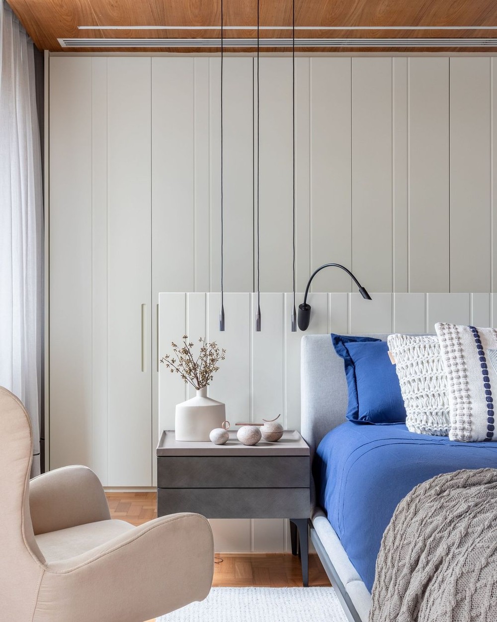 Simples e aconchegantes: confira 11 quartos minimalistas