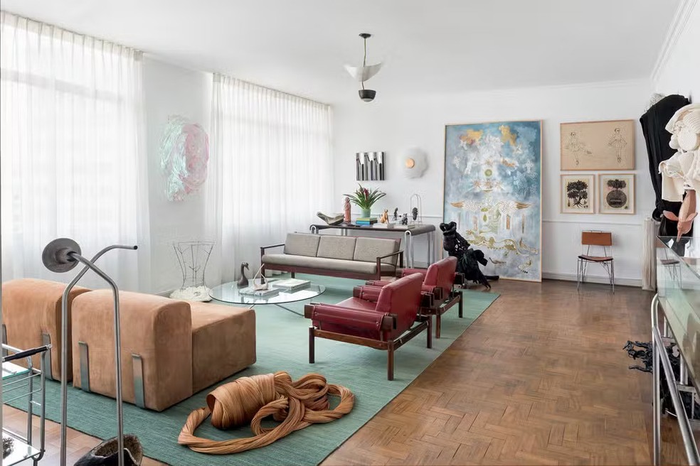 Neste apartamento, a arquiteta Juliana Lima Vasconcellos mostra que diferentes cores podem conviver em harmonia — Foto: Filippo Bamberghi