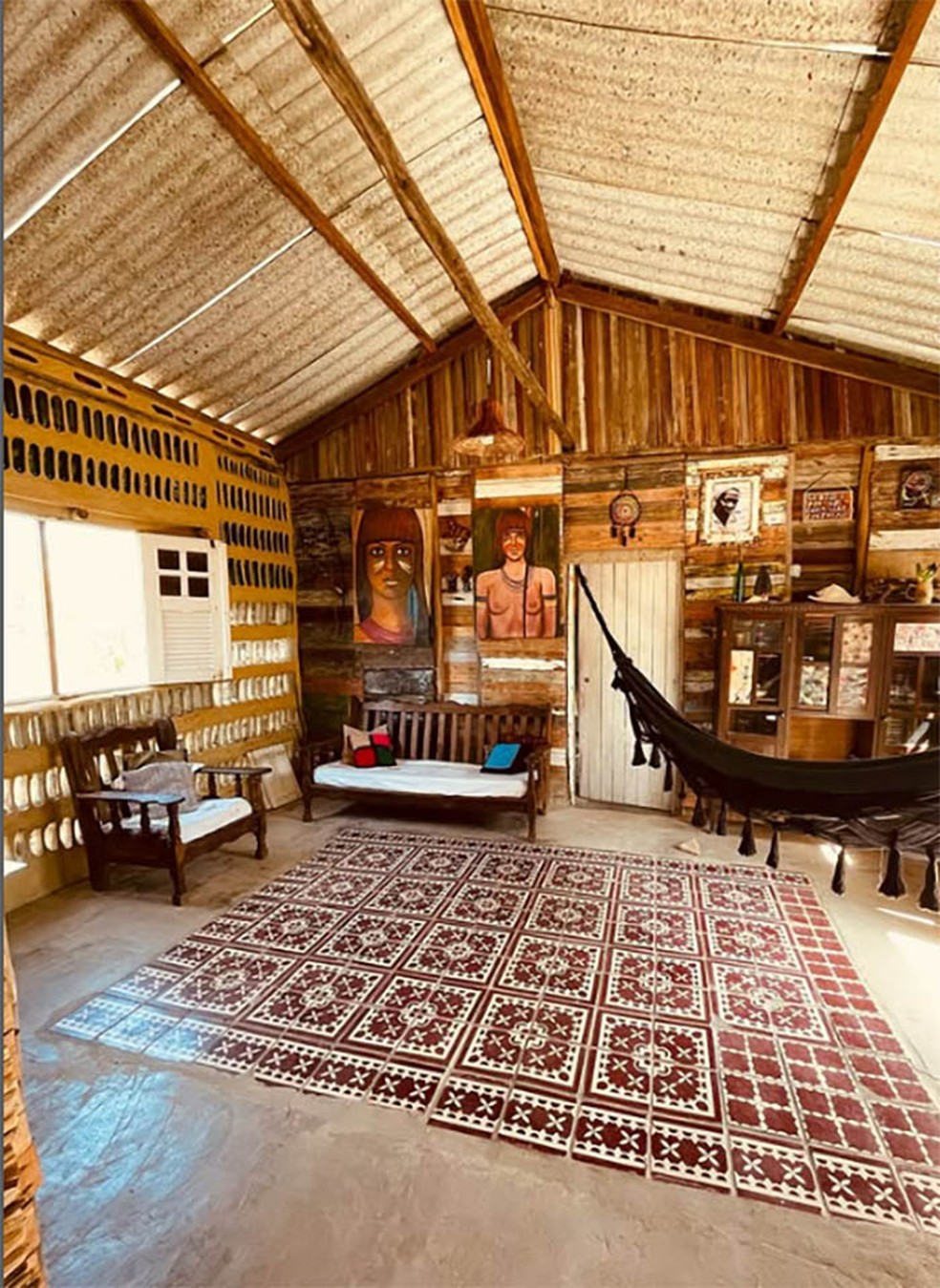 A casa tem 70 m² e sete cômodos — Foto: Reprodução Instagram @casadesal.eco