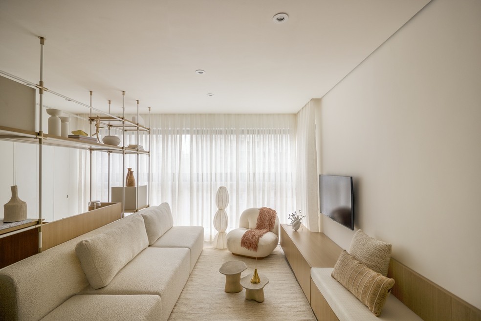 Apartamento de 45 m² une praticidade e conforto com decoração minimalista