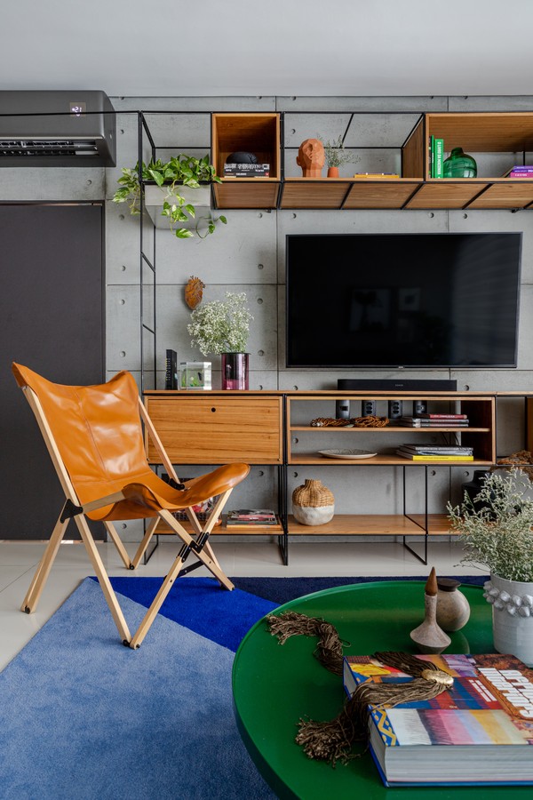 Décor do dia: sala em tons de cinza com objetos de arte em evidência