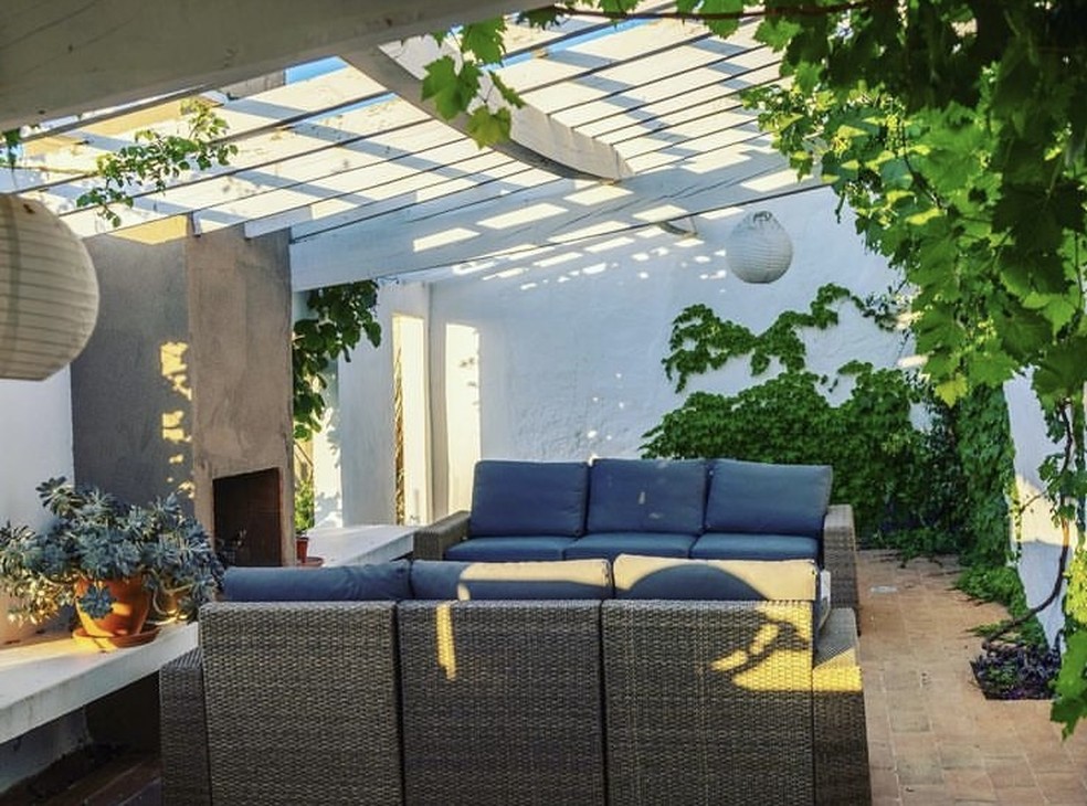 O interior da pool house, onde o casal morou até a reforma ser finalizada — Foto: Reprodução/Instagram @casabaioportugal