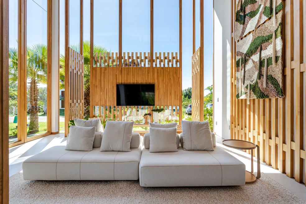 Décor do dia: sala com estilo praiano e painel de madeira — Foto: Gabriela Daltro
