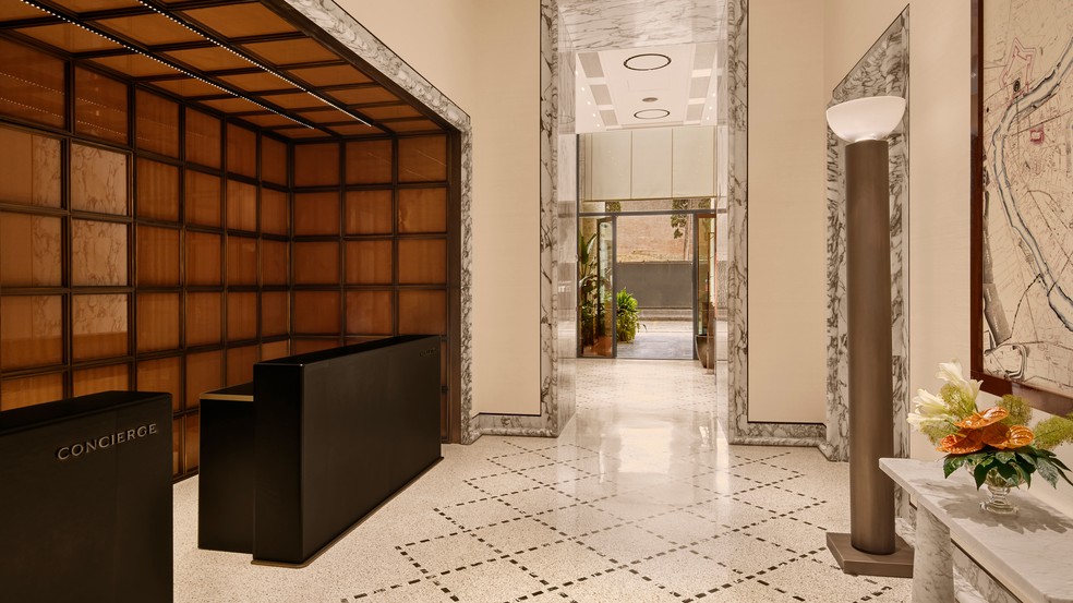 Recepção do hotel com detalhes em mármore  — Foto: Divulgação