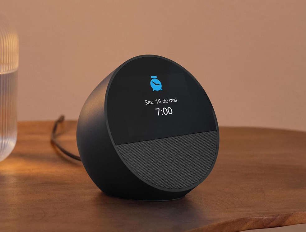 Echo Spot com Alexa em acabamento preto funciona como despertador inteligente e centraliza comandos de voz para deixar a rotina da casa mais prática — Foto: Divulgação