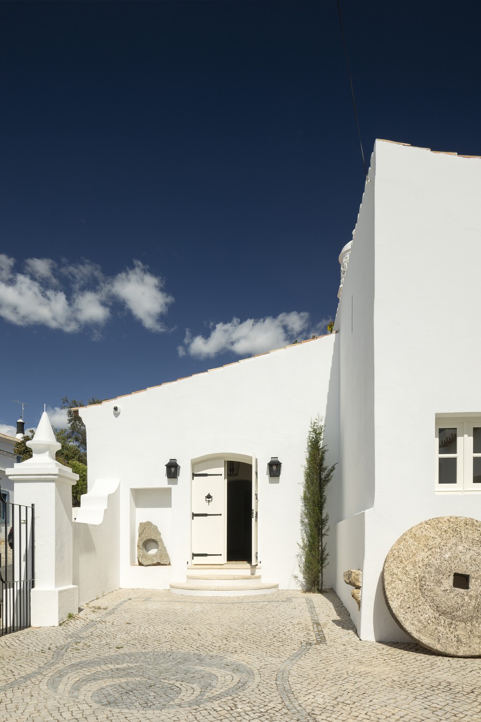 A fachada discreta desta casa apresenta elementos típicos da arquitetura do Algarve, como a pintura branca e os ladrilhos típicos portugueses — Foto: José Manuel Ferrão
