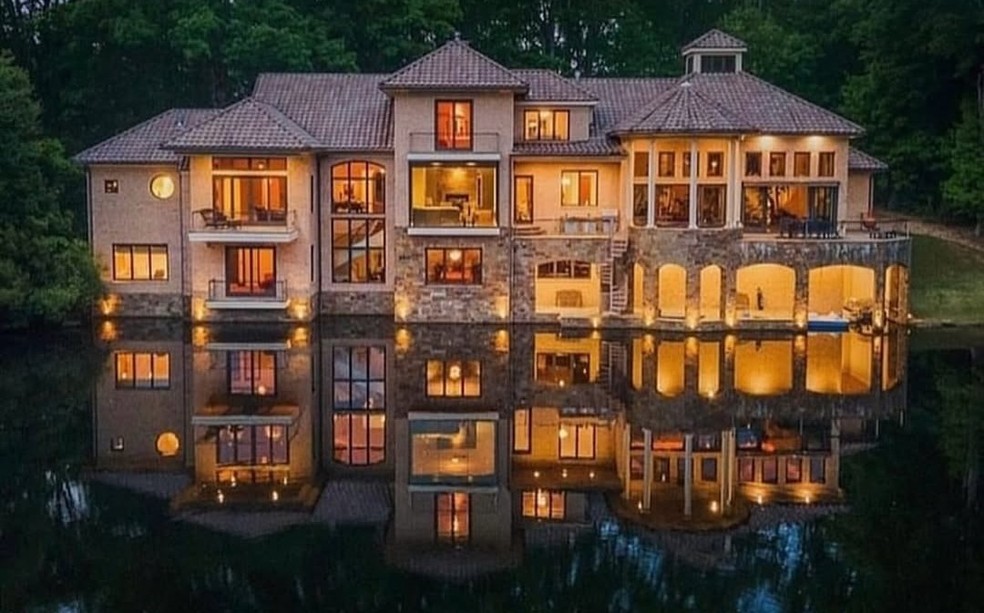 Avaliada em R$ 53 milhões, casa isolada à beira de lago nos EUA tem interiores surpreendentes — Foto: Divulgação/Real Estate