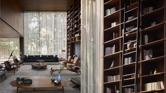 Casa em Singapura de arquiteto brasileiro viraliza com estante incrível; veja fotos