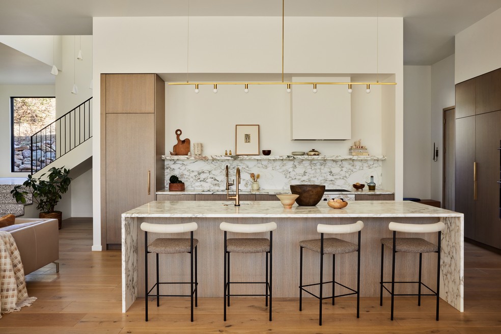 Com design minimalista, a cozinha foi integrada ao living — Foto: Nicole Franzen