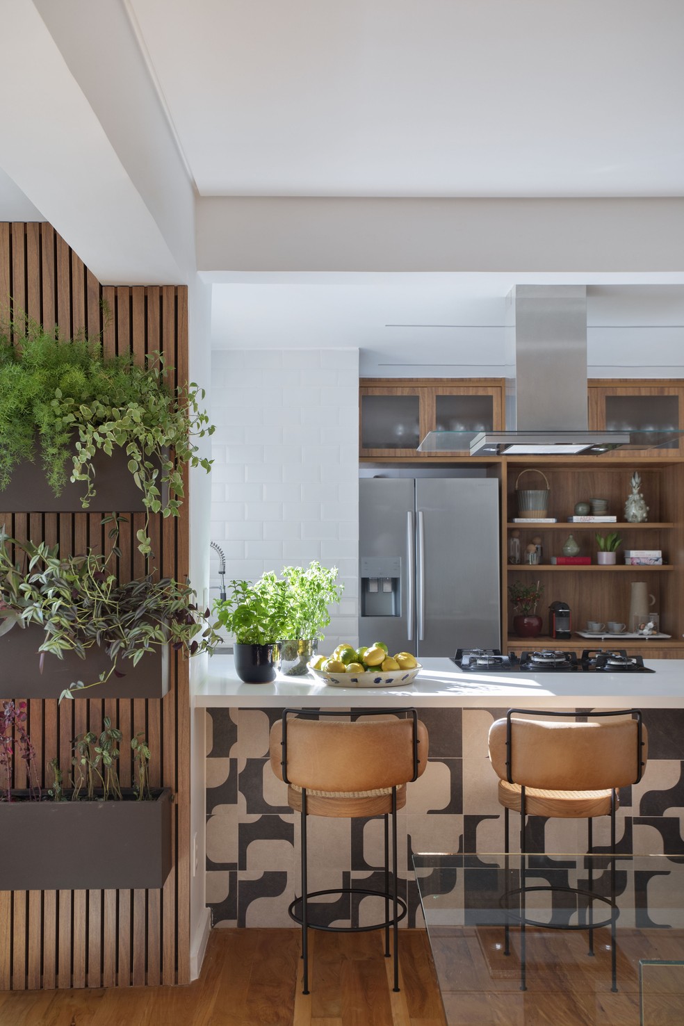 Décor do dia: sala com varanda e cozinha integradas em apartamento térreo