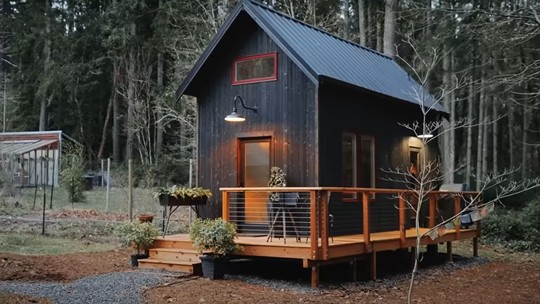 Com 26 m², cabana isolada vira opção de hospedagem em floresta dos EUA