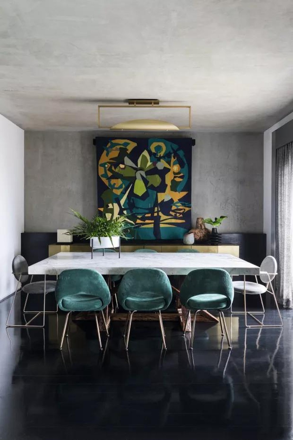 Móveis luxuosos e tons escuros de verde e azul no apartamento  (Foto: Lufe Gomes) — Foto: Casa Vogue