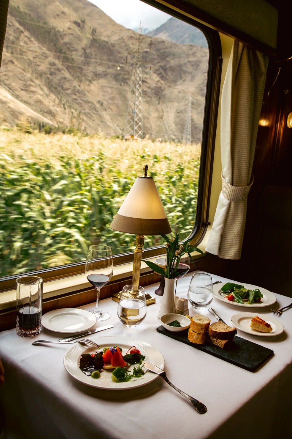 Um brunch de três pratos é servido enquanto o trem passa pela zona rural andina — Foto: Sophie Knight