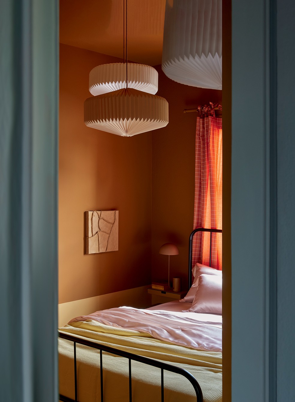 O quarto do influenciador Michell Lott, decorado com cores amenas e naturais — Foto: André Klotz