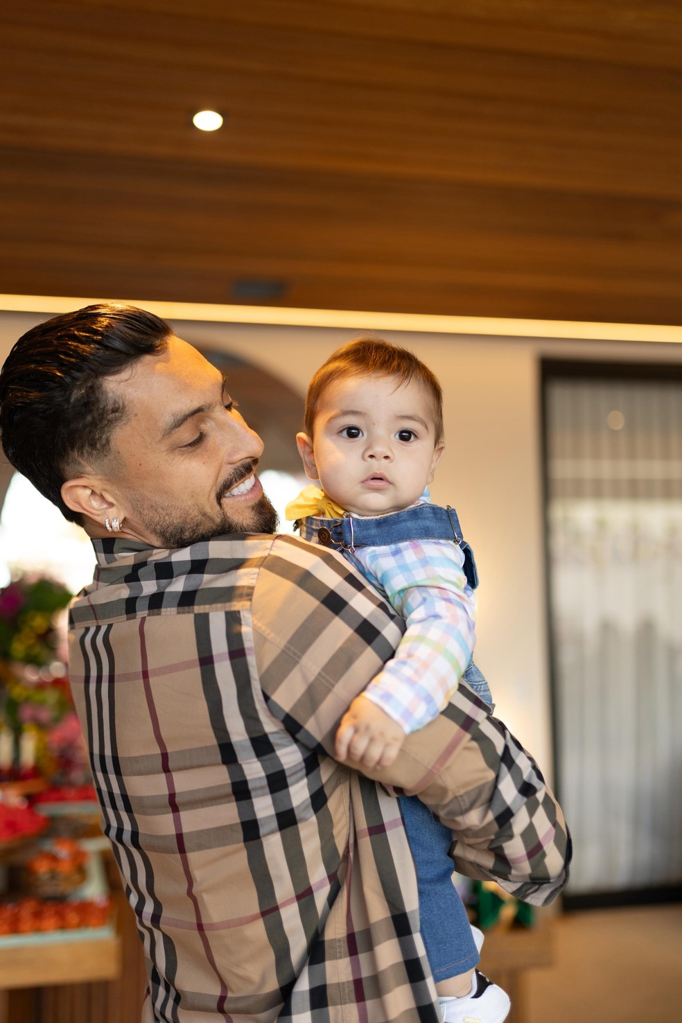 Jogador Alex Telles com o filho caçula, Alexinho, de 5 meses — Foto: Divulgação