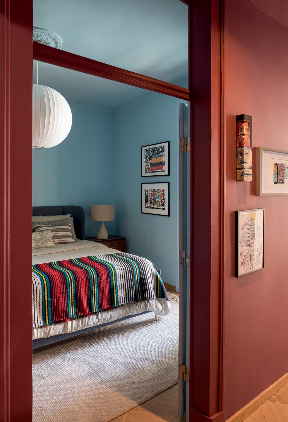 Apostar em um mix de texturas artesanato e estampas é uma das maneiras de criar uma casa mais emocional e cheia de identidade, como é o caso do apartamento do arquiteto Guto Requena em Lisboa  — Foto: Filippo Bamberghi