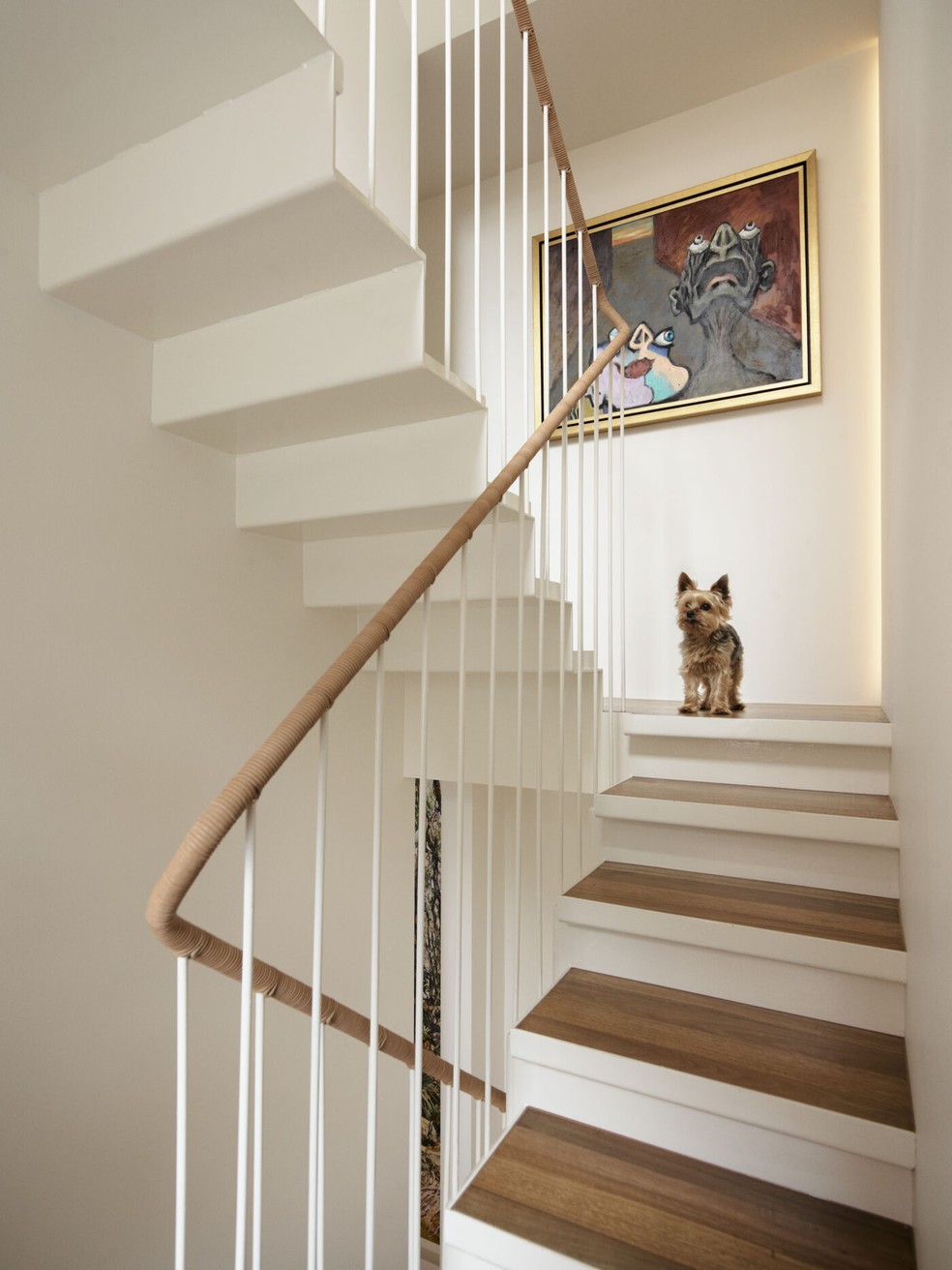 A escada é o grande pivô da casa — Foto: Reprodição/Site/www.sjb.com.au