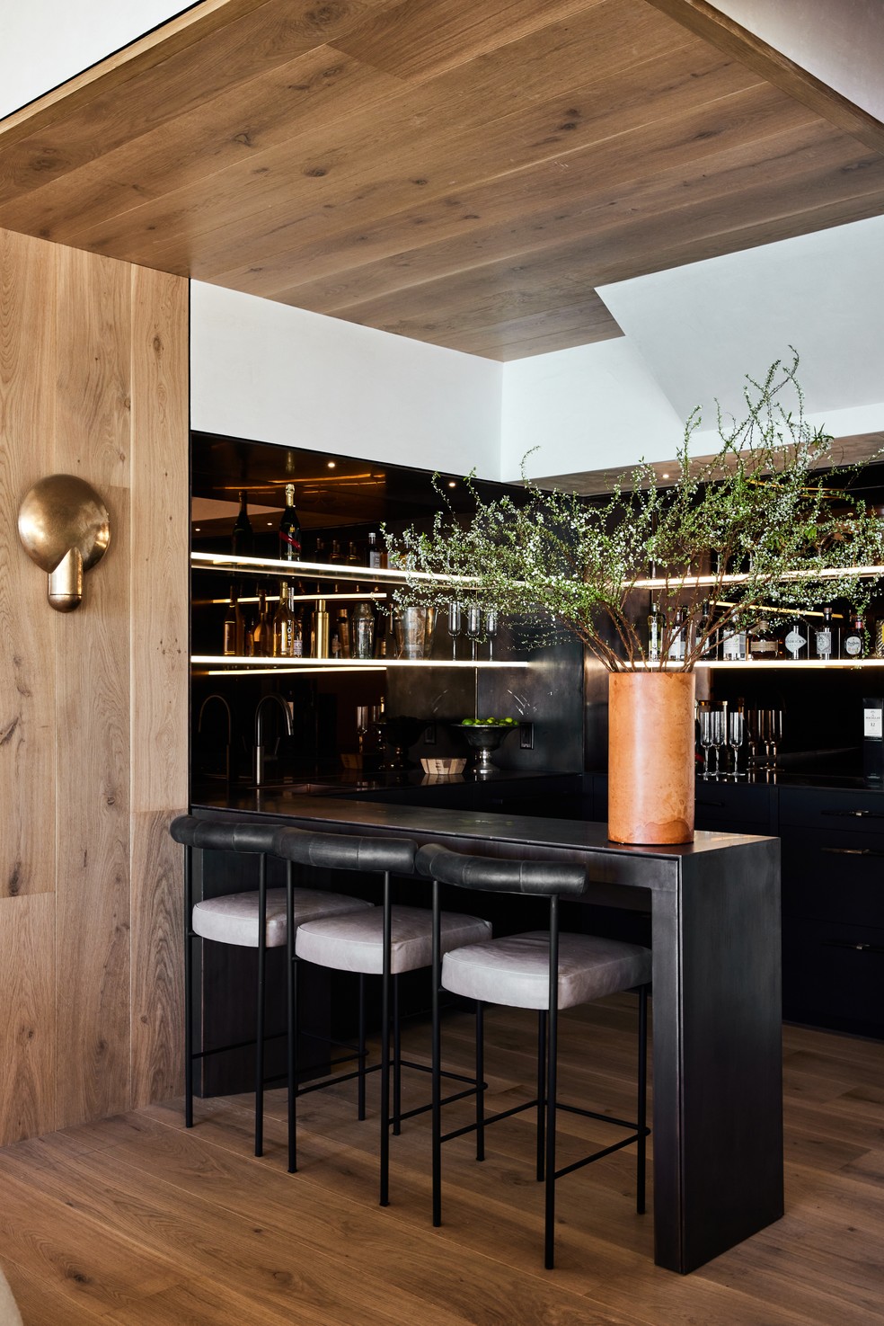 Espaço reservado para o bar, um dos ambientes favoritos no projeto de design de interiores de Saffron Case Homes — Foto: Alexis Adams