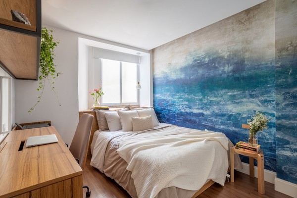 Décor do dia: quarto com escritório e papel de parede impactante