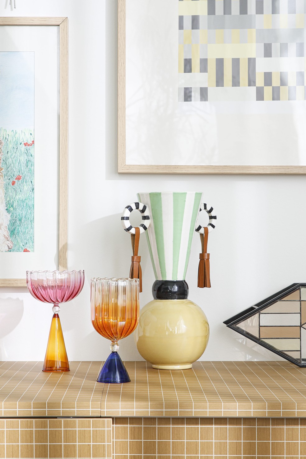 Nele, estão posicionados algumas das criações da designer,  como os copos Calypso, os bongos Nebula e os vasos Masai — Foto: Beppe Brancato