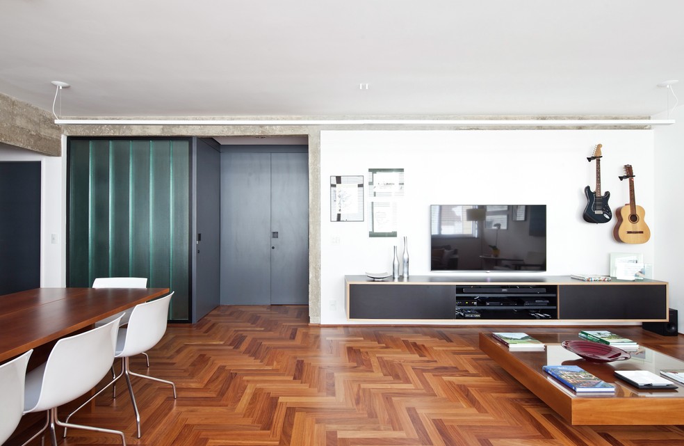 Apartamento com piso de madeira assinado pelo escritório DMDV Arquitetos — Foto: Maíra Acayaba