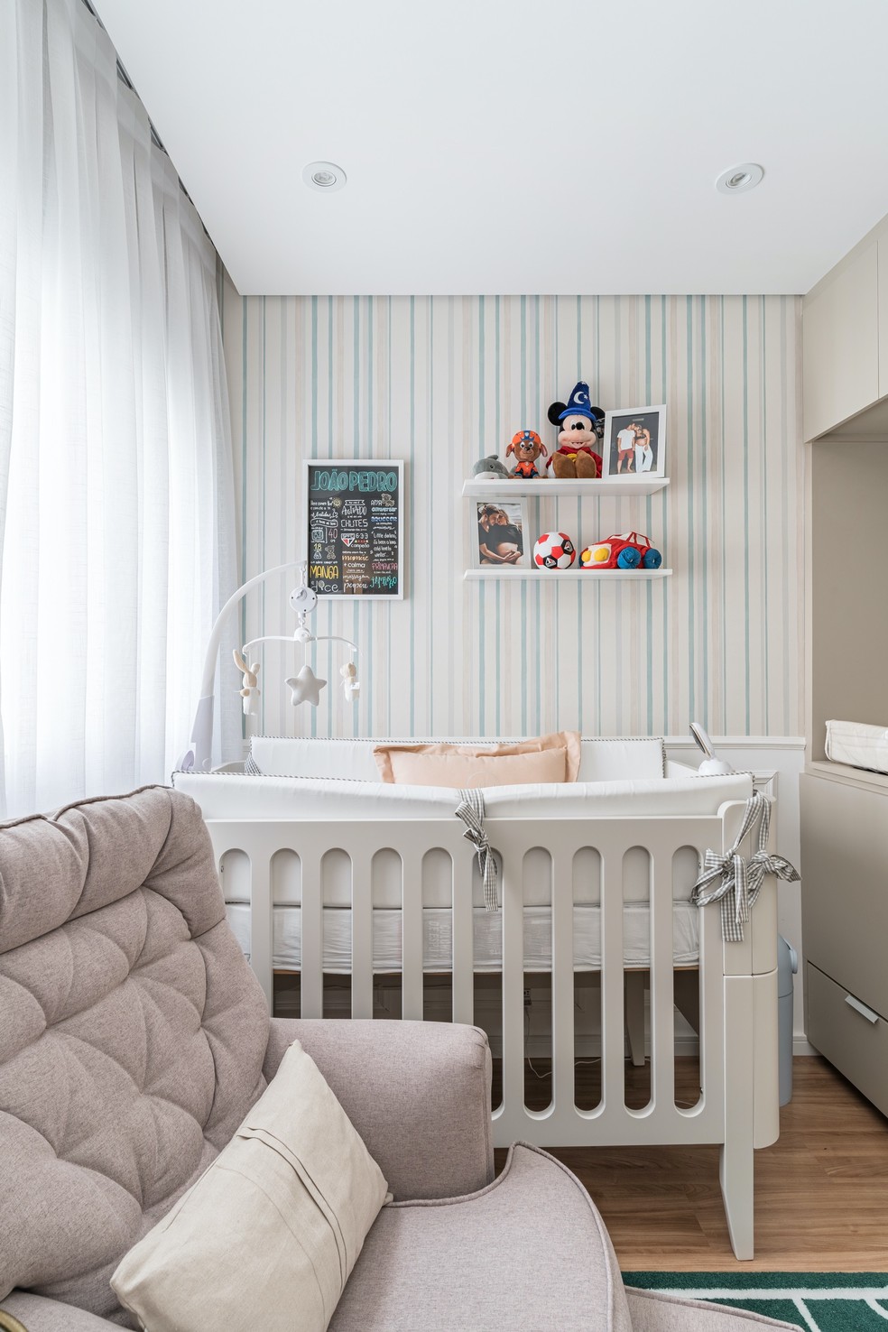 O quarto do bebê foi montado depois que o casal se mudou, mas já havia sido planejado anteriormente — Foto: KL Fotografia