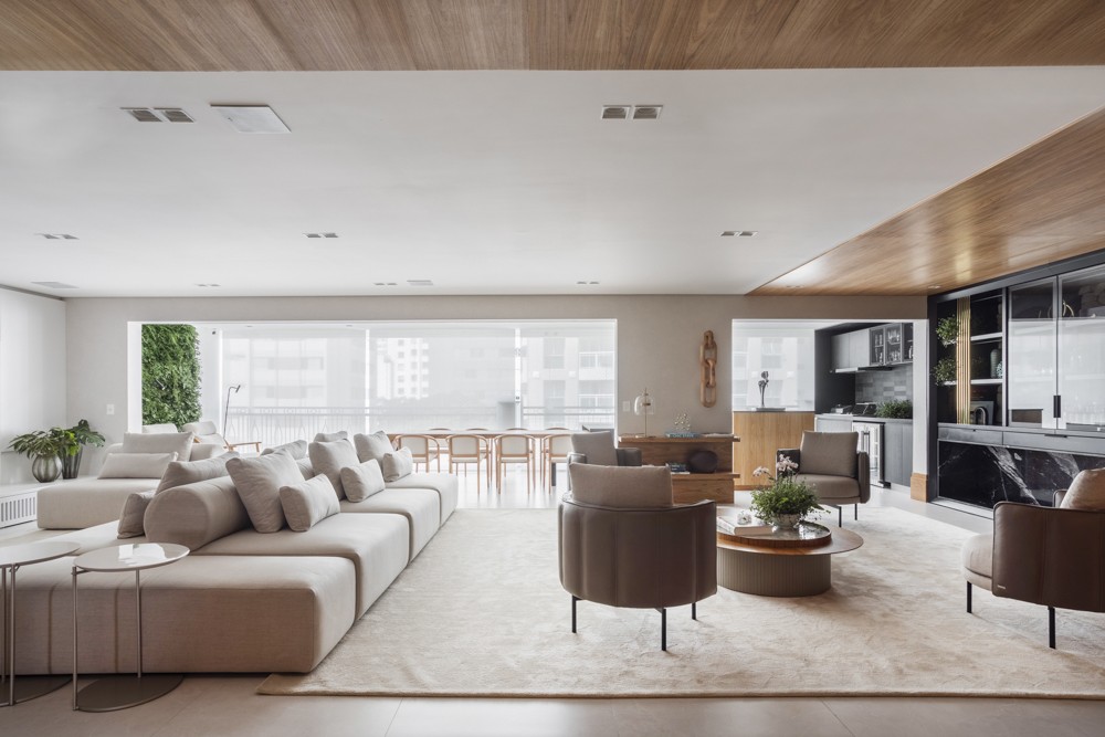 Apartamento de 320 m² exibe painéis de madeira e decoração contemporânea