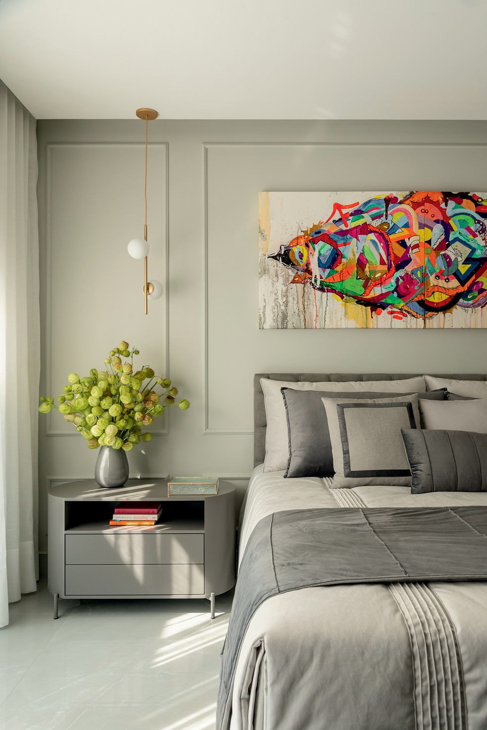 No quarto principal, a paleta composta por cinza e branco cria um ambiente relaxante, com pendente da Perfeita Luz e automação residencial da Rodrigues Automação, que atuou em todos os cômodos da casa  — Foto: Wesley Diego Emes