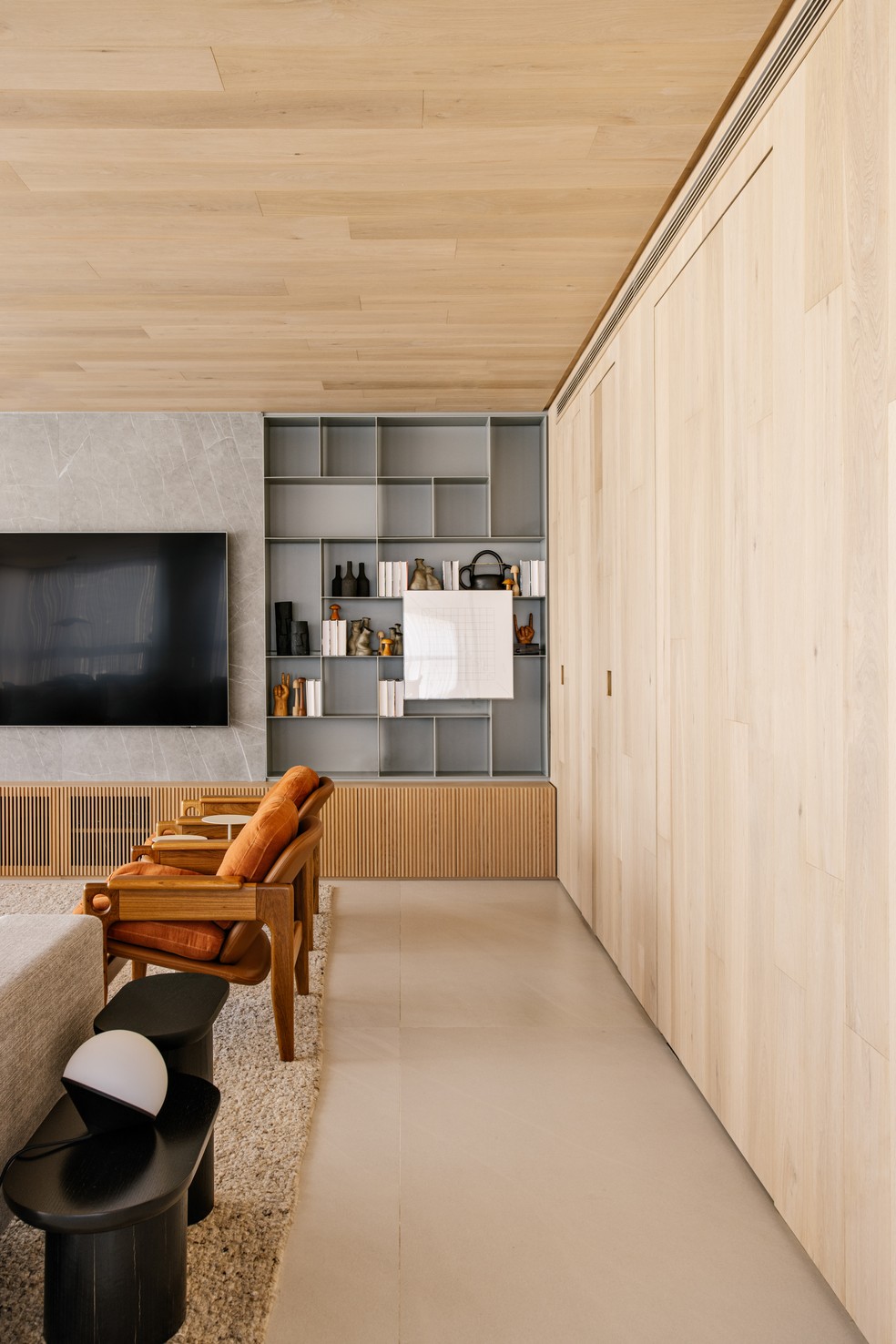 Décor do dia: living com painéis de marcenaria e sala de jantar integrada