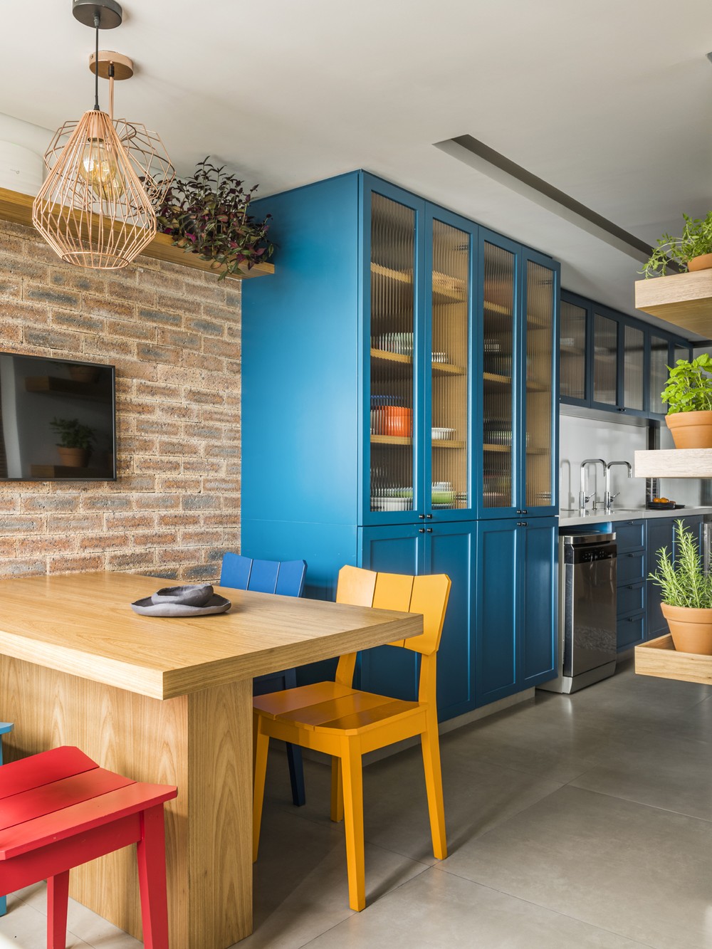 Marcenaria sob medida e cores fortes decoram apartamento de 160 m²