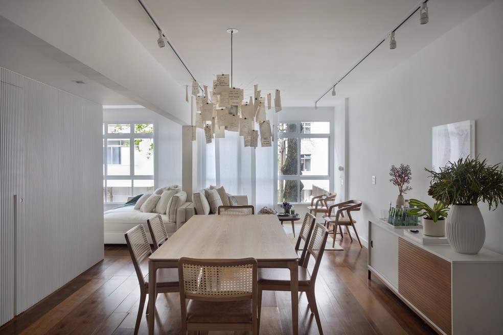 Após reforma, apartamento térreo de 115 m² ganha área social ampliada e ...