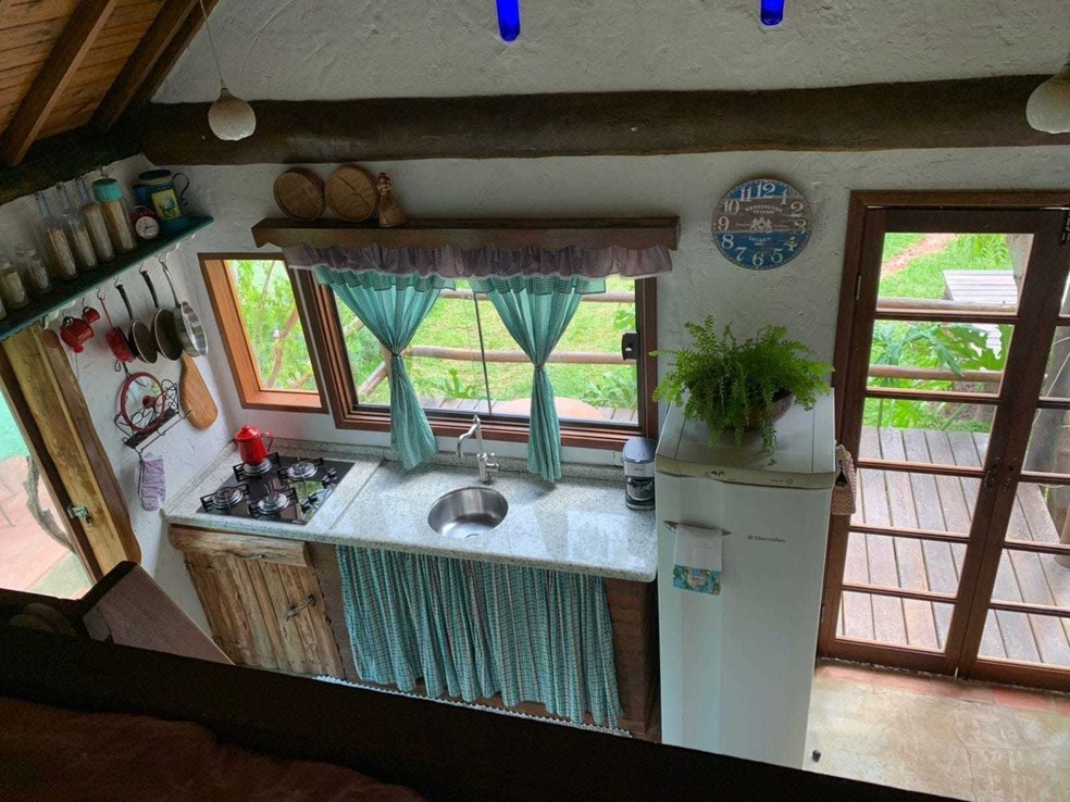 A visão que se tem da cozinha e da área externa a partir da cama — Foto: Divulgação/Holmy