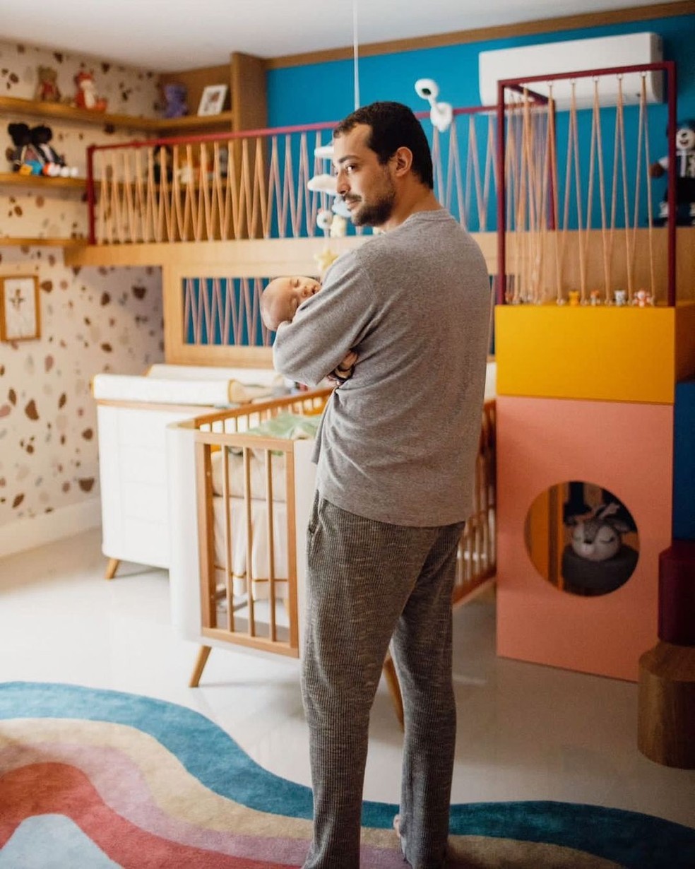 Eduardo Sterblitch mostra detalhes do quarto lúdico e multicolorido do filho — Foto: Reprodução/Instagram