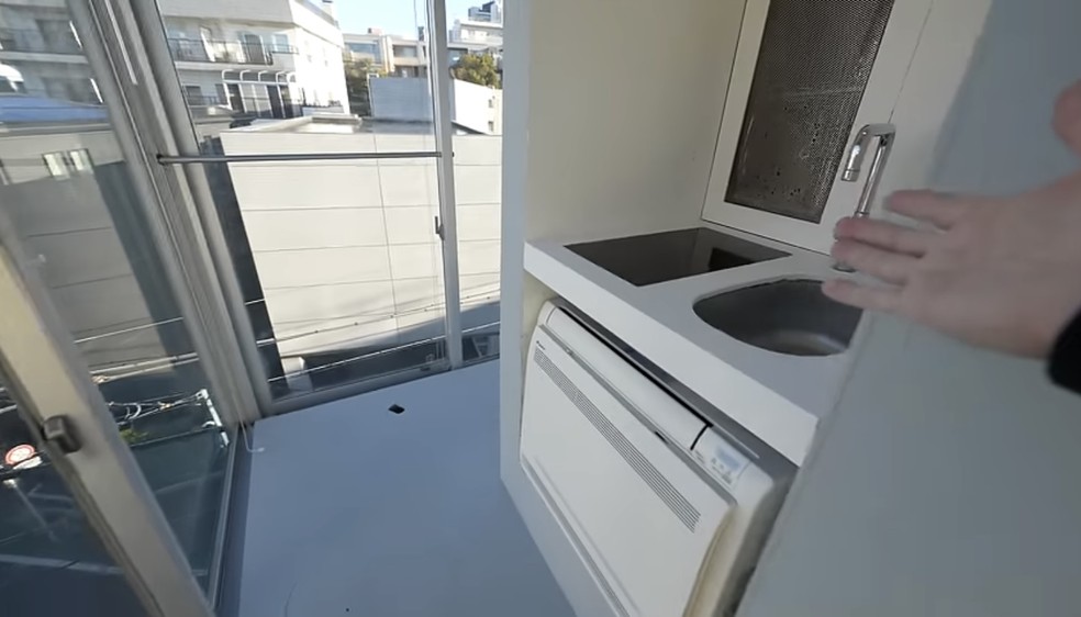 No balcão da cozinha, também foi colocado um ar-condicionado — Foto: Reprodução/YouTube @TokyoLens