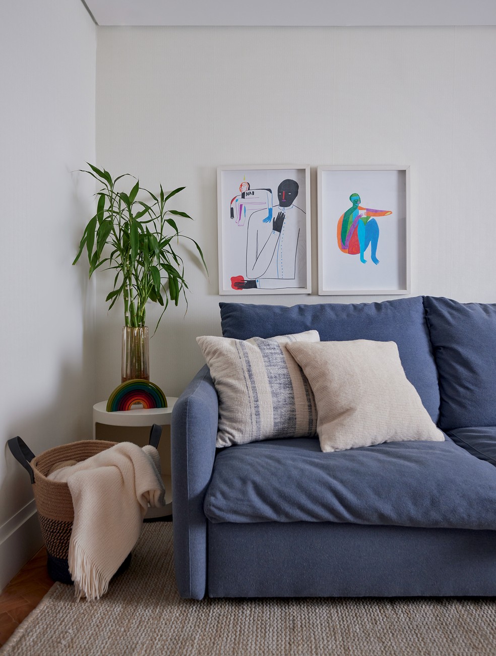 Na sala íntima, os quadros acima do sofá da Way Design também são de Rimon Guimarães — Foto: André Klotz