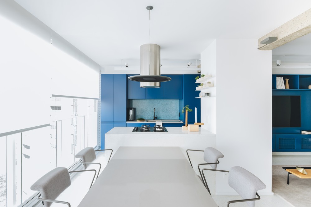 Apartamento de 80 m² tem armários azuis e ambientes setorizados por cores