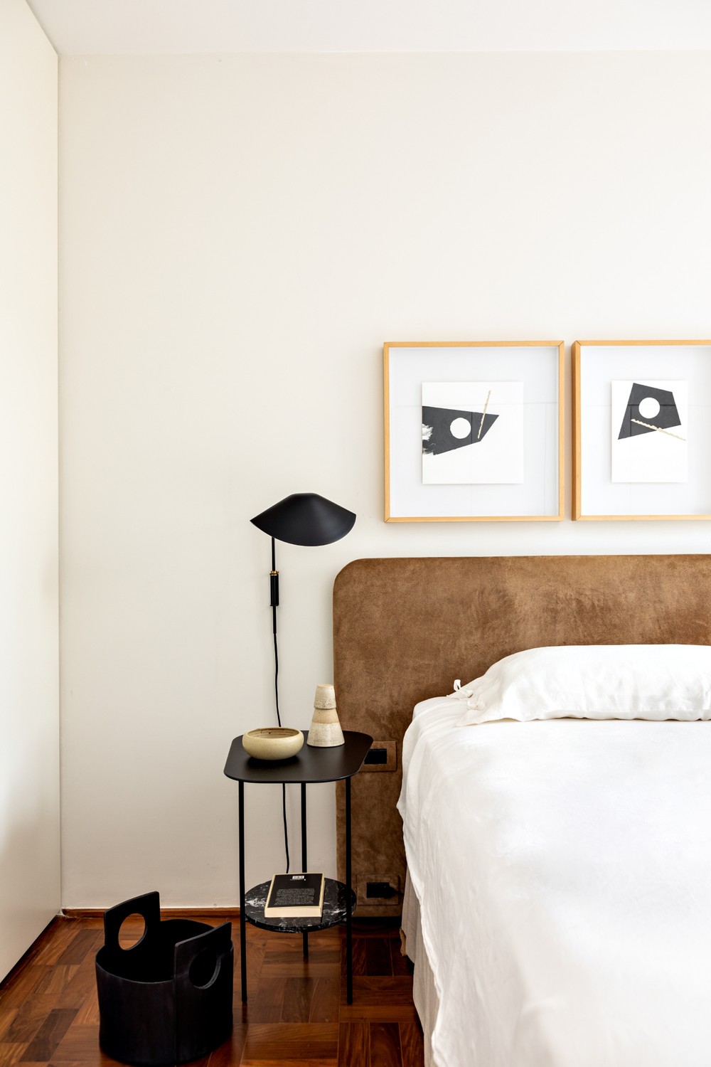 Décor do dia: quarto com cabeceira arredondada de camurça e cores sóbrias