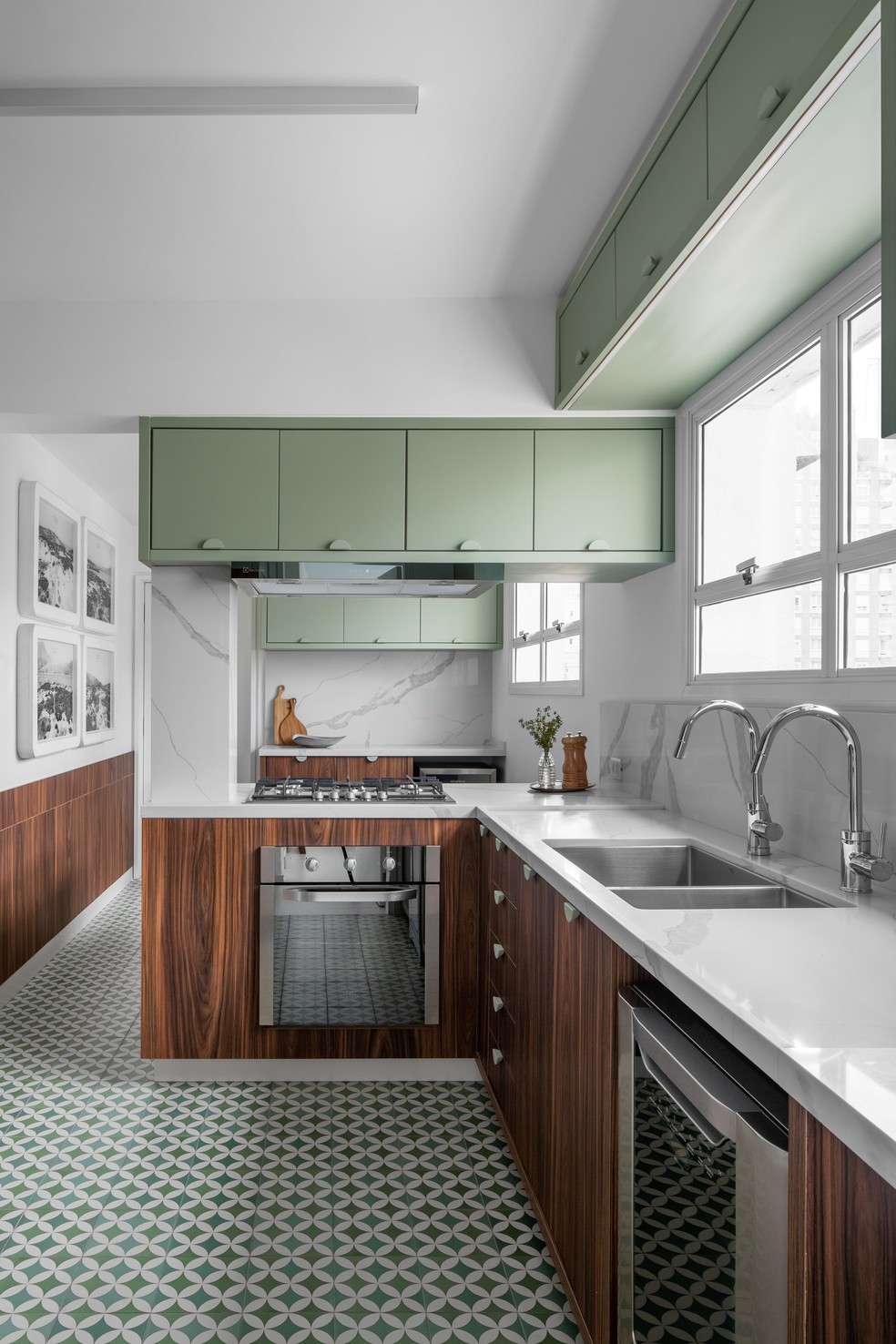 A cozinha ganhou um charmoso visual retrô com marcenaria de pau-ferro e laca verde, além dos ladrilhos hidráulicos — Foto: Carolina Lacaz