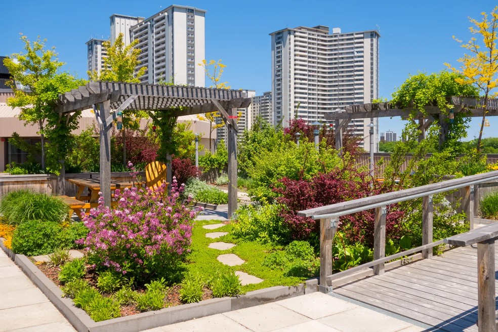 Este jardim na cobertura é um oásis exuberante no meio da cidade — Foto: Benedek/Getty Images